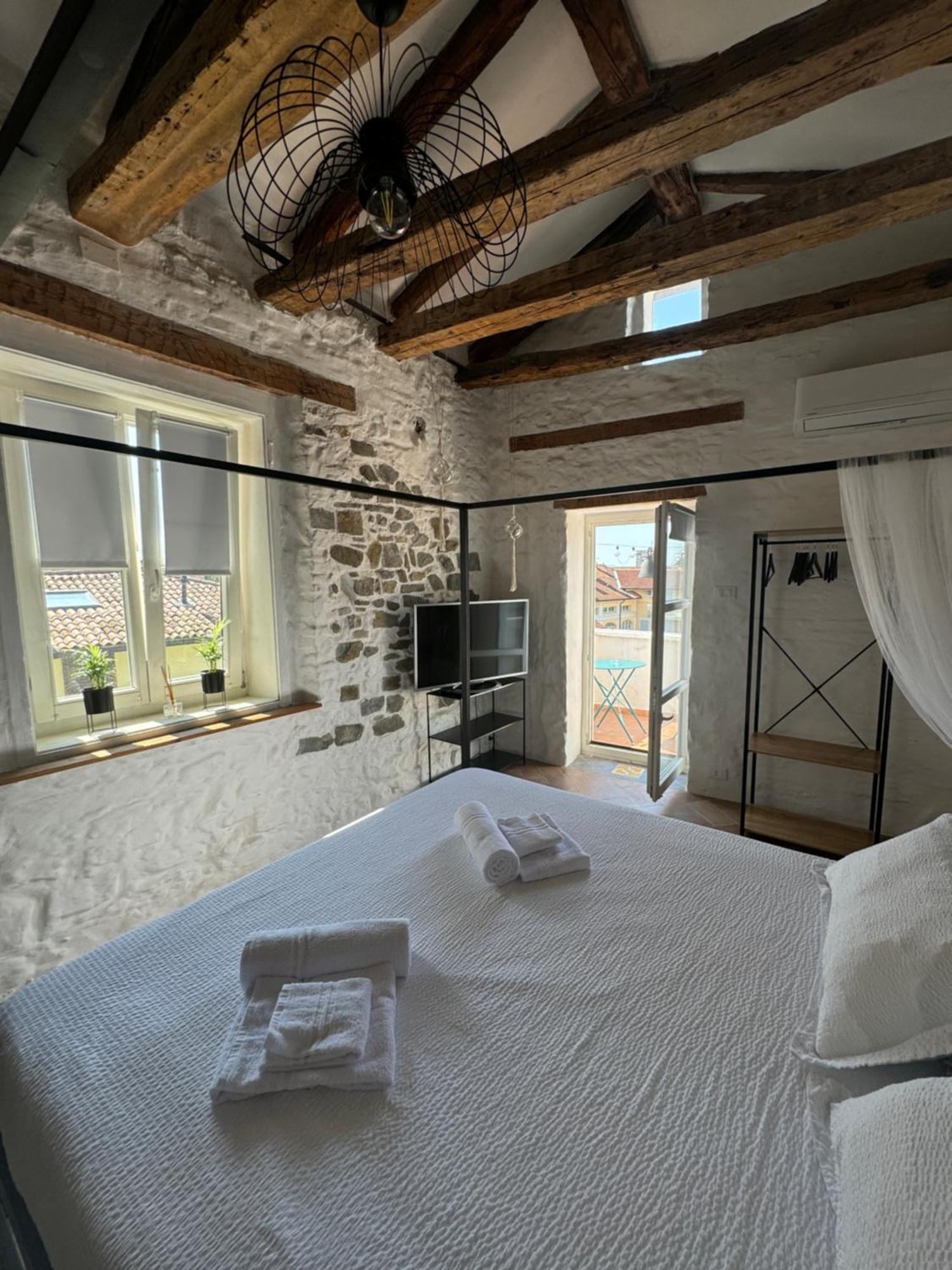 Loving My Rooms 3 - Incantevole Monolocale Nel Centro Storico Gorizia Bagian luar foto